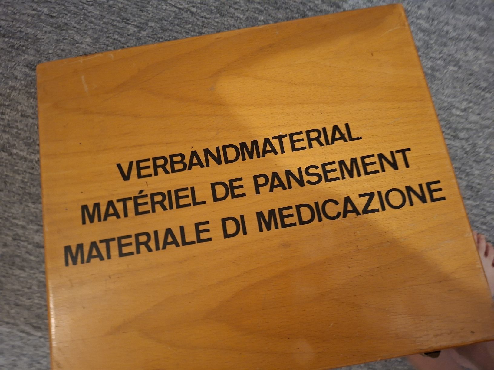 Kit di pronto soccorso: Verbandskasten antik Holz massiv – Usato da Remetschwil venduto da littleredboots 5