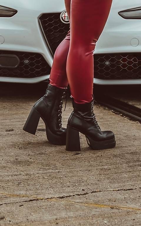 Chaussures femmes: Steve Madden Plateau Boots schwarz Gr. 39 – D'occasion à Arlesheim par schoop.