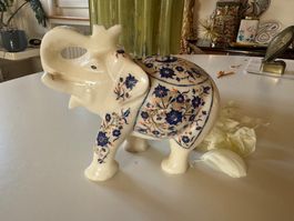 Elefantenfigur aus Marmor mit Lapislazuli (Indien)