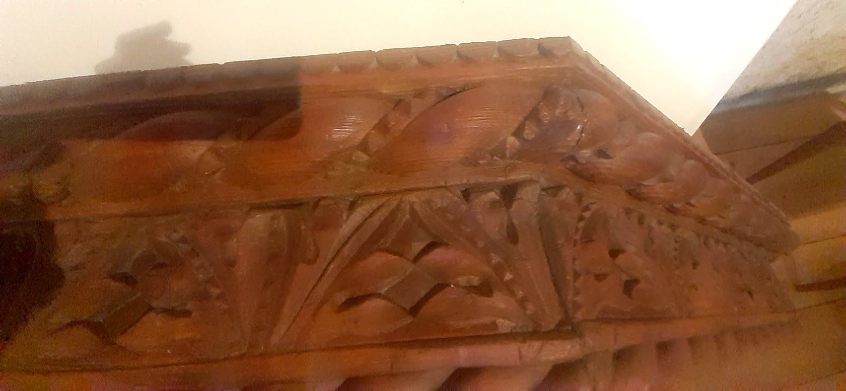 Articoli in legno: Antike Cheminée-Umrandung aus Eichenholz, geschnitzt – Usato da Oberwil BL venduto da Kunstsachen 1
