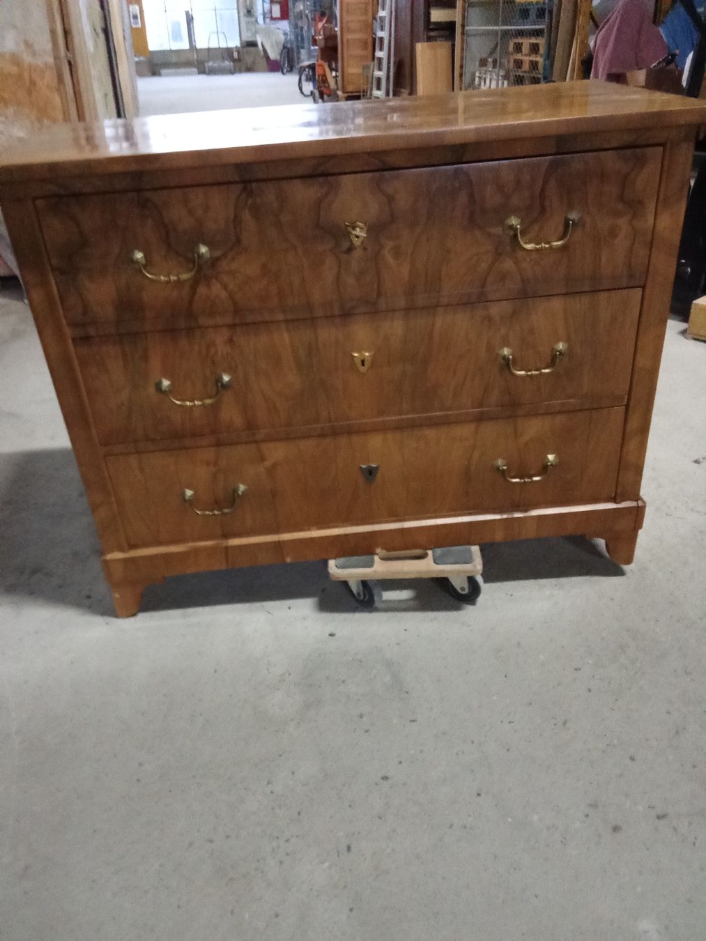 Commodes: COMMODE L.PILIPPE EN NOYER – D'occasion à Neuchâtel par zS8xX2vW