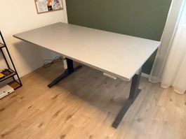 Robuste Höhenvestellbarer Tisch mit Kablemanagement