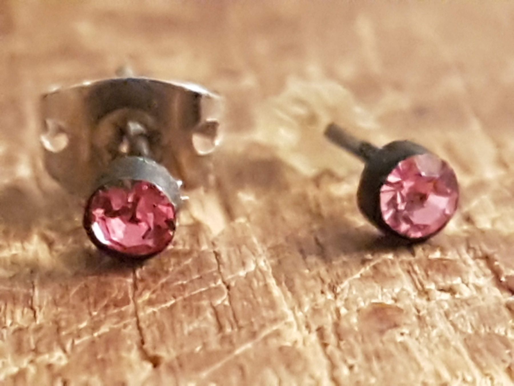 Ohrringe & -stecker: Ohrstecker facettiert glitzernd rosa Mini, silberfarben – Gebraucht aus Ettingen von Maranathatalitha 1