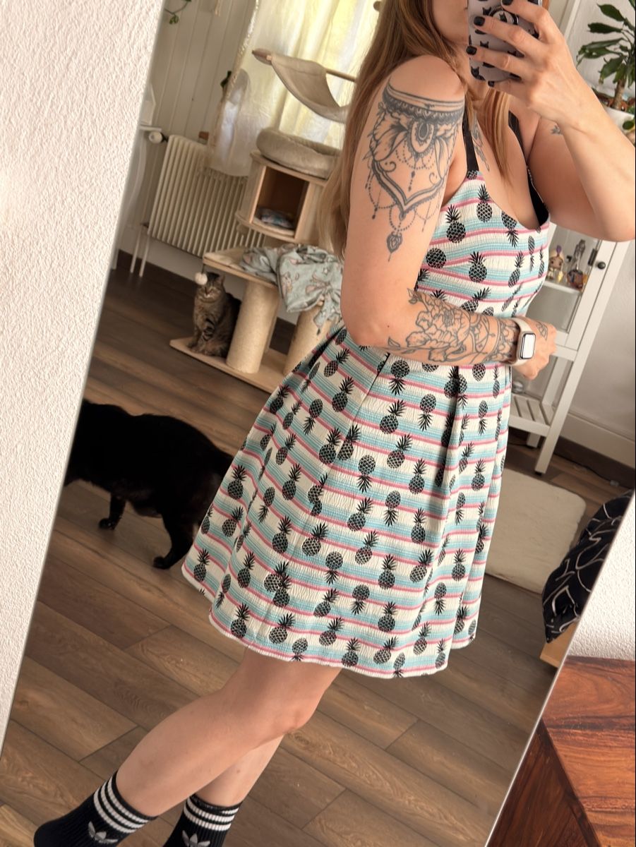Zara Kleider: Kleid mit Ananas Muster Grösse L  – Gebraucht aus Sorvilier von Ms.Meow 1