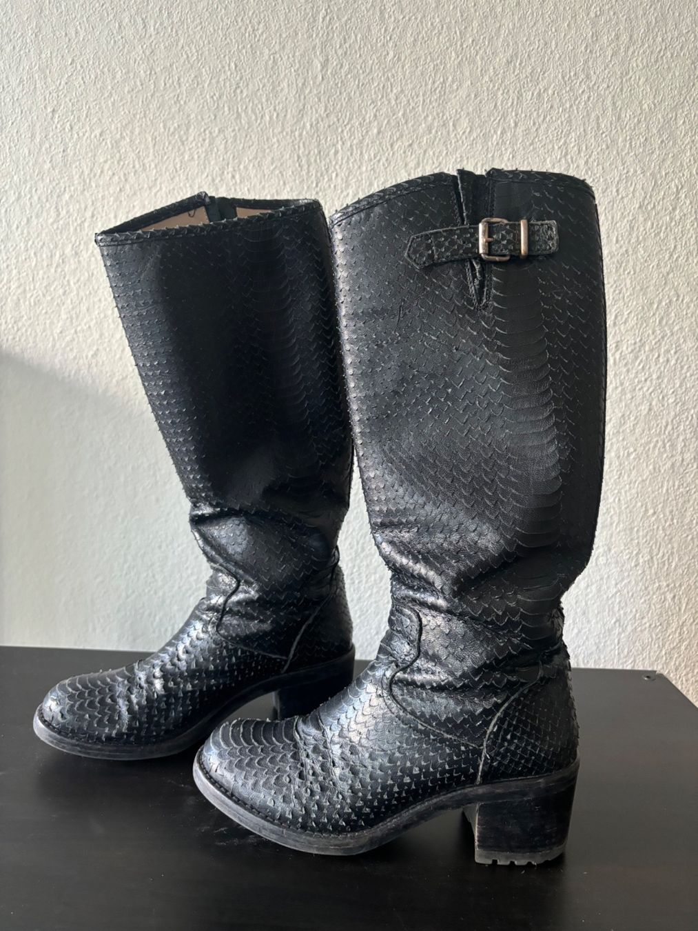 Scarpe da donna: Beautiful Italian black snake boots – Nuovo (secondo la descrizione) da Genève venduto da Bella_909