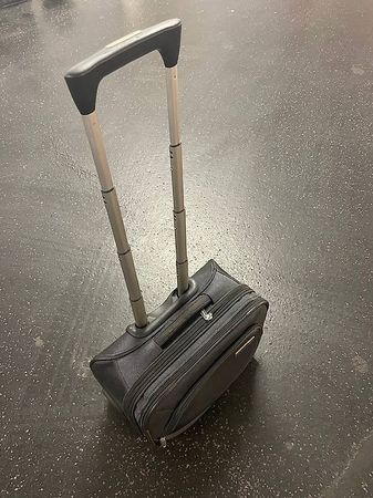 Koffer klein auf Rollen mit ausziehbarem Griff