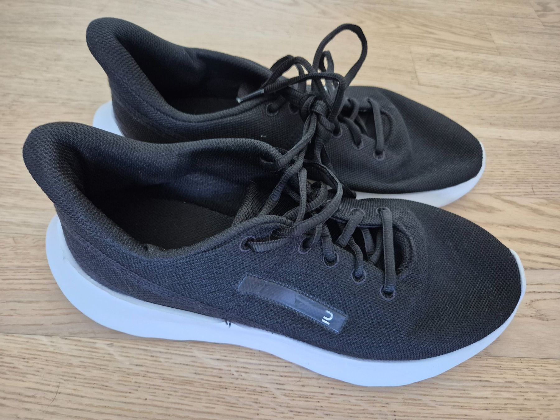 Scarpe da uomo: Turnschuhe Schwarz Gr.42 – Usato da Stäfa venduto da Arjen2011