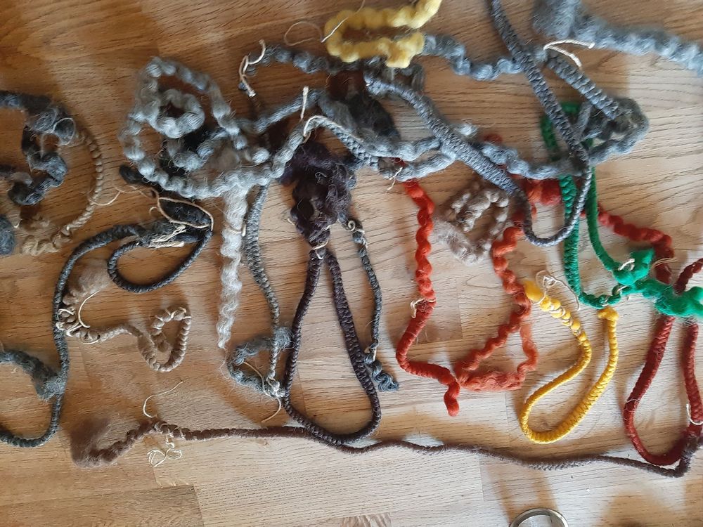 Grimas Wollkrepp Dunkelblond - Gefärbte Schafswolle Für Bärte & Maskenbildnerei