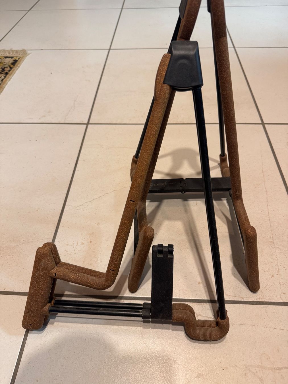 König & Meyer Instrumenten-& Notenständer: Set aus 3 Instrumentenständern für E-Gitarre oder Violine – Neu (gemäss Beschreibung) aus Ueken von highlander57 1