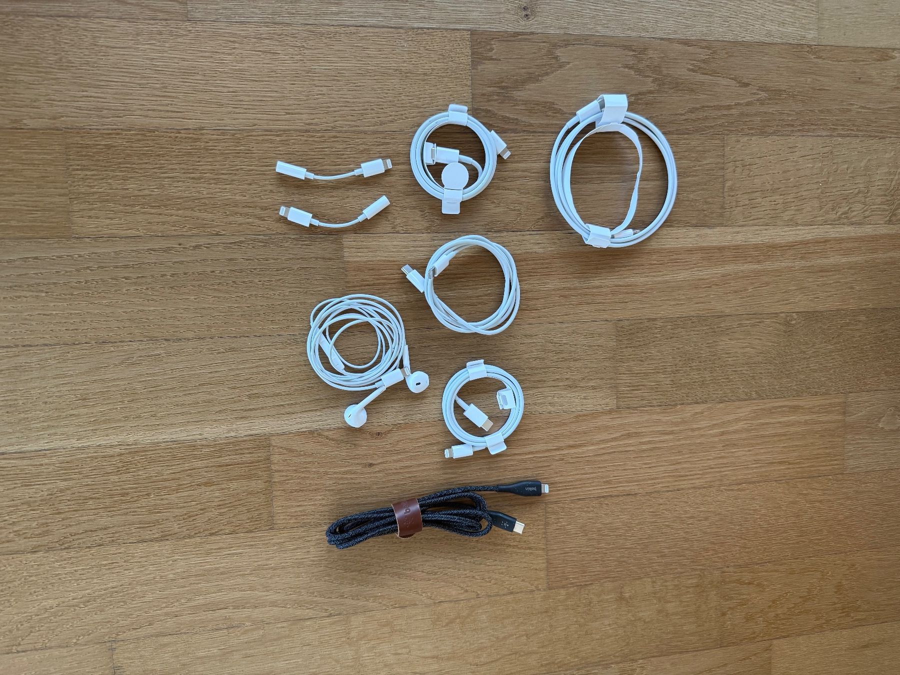 Apple Accessori per Smartwatch: Appel diverse Ladekabel, Kopfhörer, MagSave Ladegerät – Usato da Rorschach venduto da 5TORO5 1