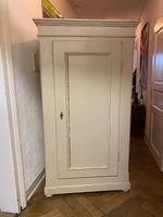 Alter Kleiderschrank aus Holz / Landhausstil