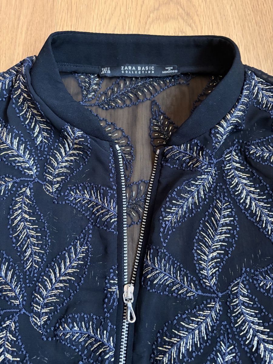 Zara Jacken: Zara Basic Bomberjacke schwarz mit Blattmuster Grösse M – Gebraucht aus Basel von snowkati 1