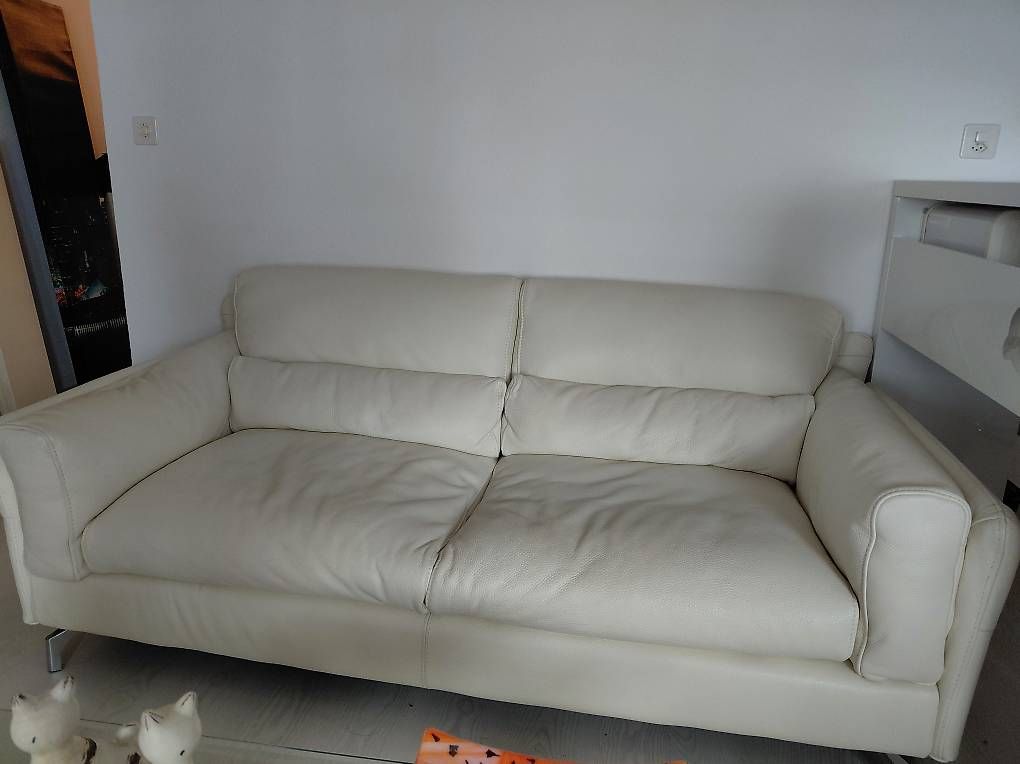 Divani: A vendre canapé en simili cuir blanc – Usato da Pully venduto da mbi_j6tk