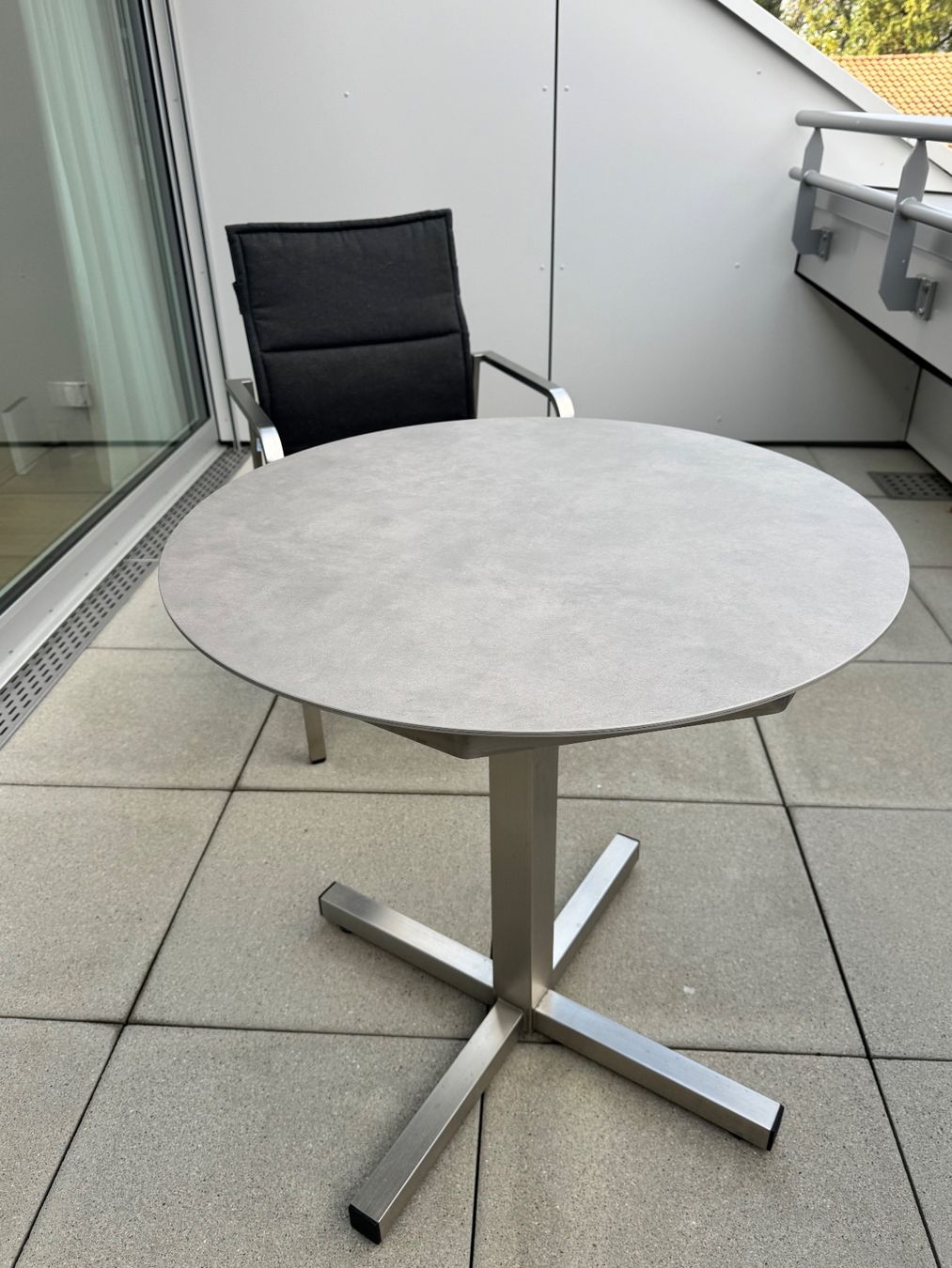 Hunn Set tavolo e sedie: Bistrotisch mit zwei Stühlen – Usato da Allschwil venduto da mischa63 4