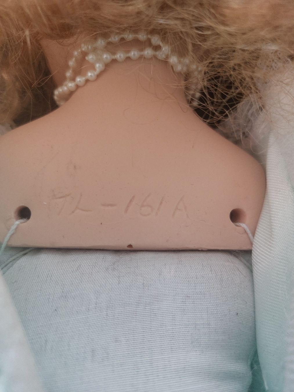 Bambole: Grössere Porcelanpuppe mit Stuhl – Usato da Landquart venduto da Cedes 3
