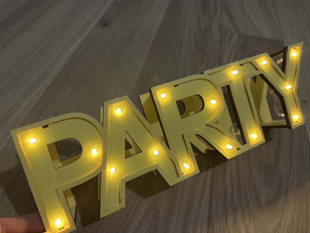 Alle Dekorationen: LED Leuchtschrift PARTY – Neu (gemäss Beschreibung) aus Niederhelfenschwil von Samauka