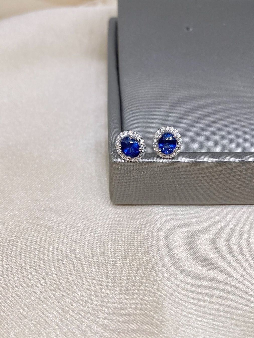 Ohrringe & -stecker: Saphir Ohrstecker /18k Gold/ Diamanten – Neu und originalverpackt aus Sarnen von Yingsperlen1 1