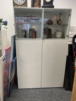 Weisser Vitrinenschrank mit Glastüren