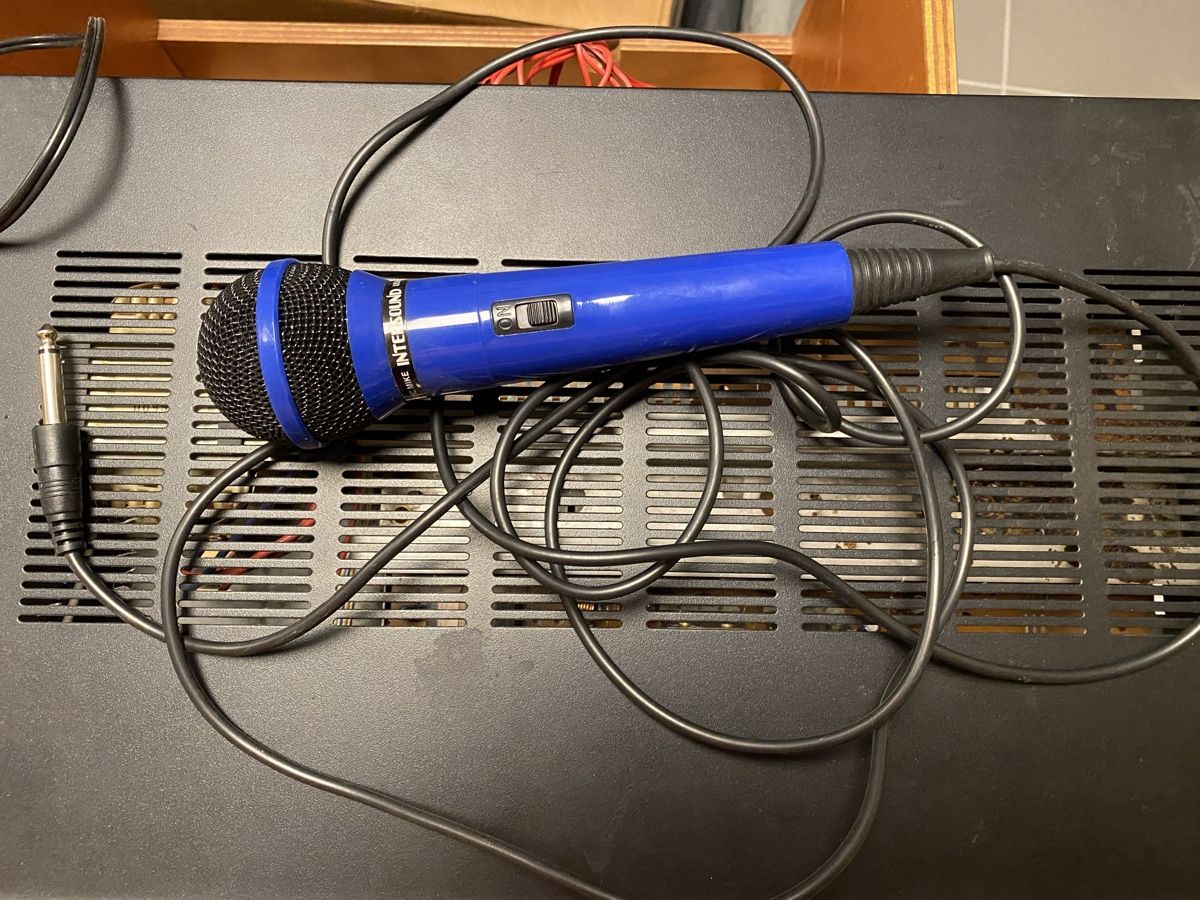 Microfoni: Microfono blu InterSound con cavo – Usato da Mezzovico venduto da AnGy-AnGy