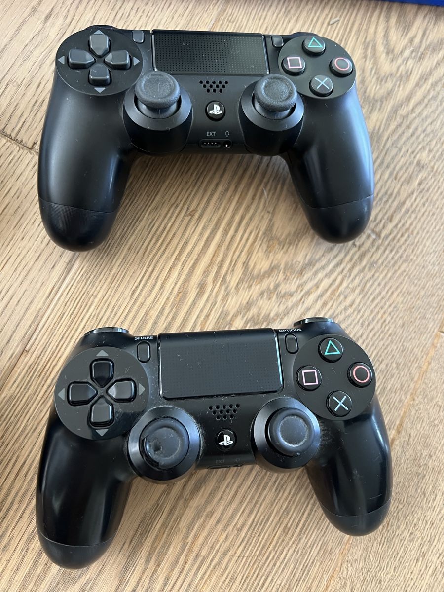 Sony Konsolen: PlayStation 4 mit 4 Controllern und 2 Spielen – Gebraucht aus Oberhasli von Snakehead02 2
