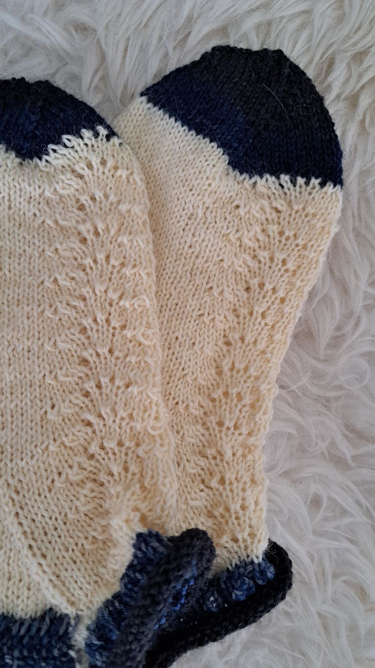 Calze: Handgestrickte Socken mit Lochmuster Grösse 37/38 – Nuovo (secondo la descrizione) da Wiedlisbach venduto da 6433 1