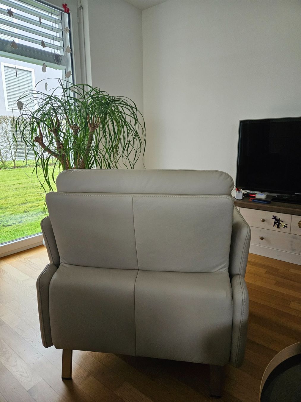 Poltrone: Bequemer Design Sessel – Echtleder, hellgrau/beige – Usato da Weinfelden venduto da paschiuna 4