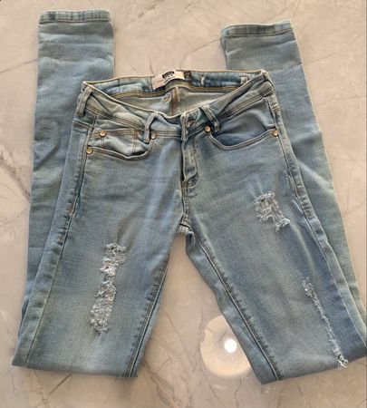 Jeans hellblau - eng, Gr. XS/34 (je CHF 9.-)