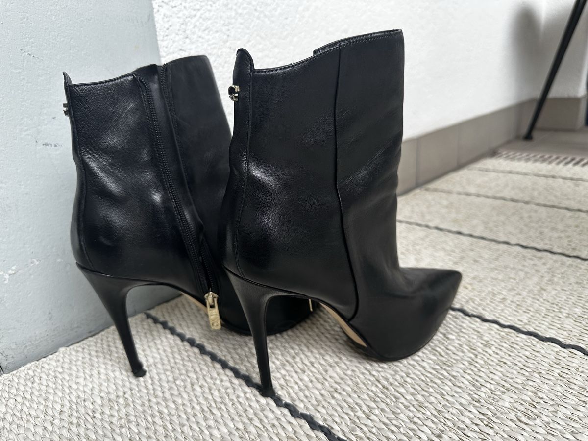 Guess Scarpe da donna: Black leather Guess stiletto ankle boots 40 – Usato da Zürich venduto da kas_g26m 1