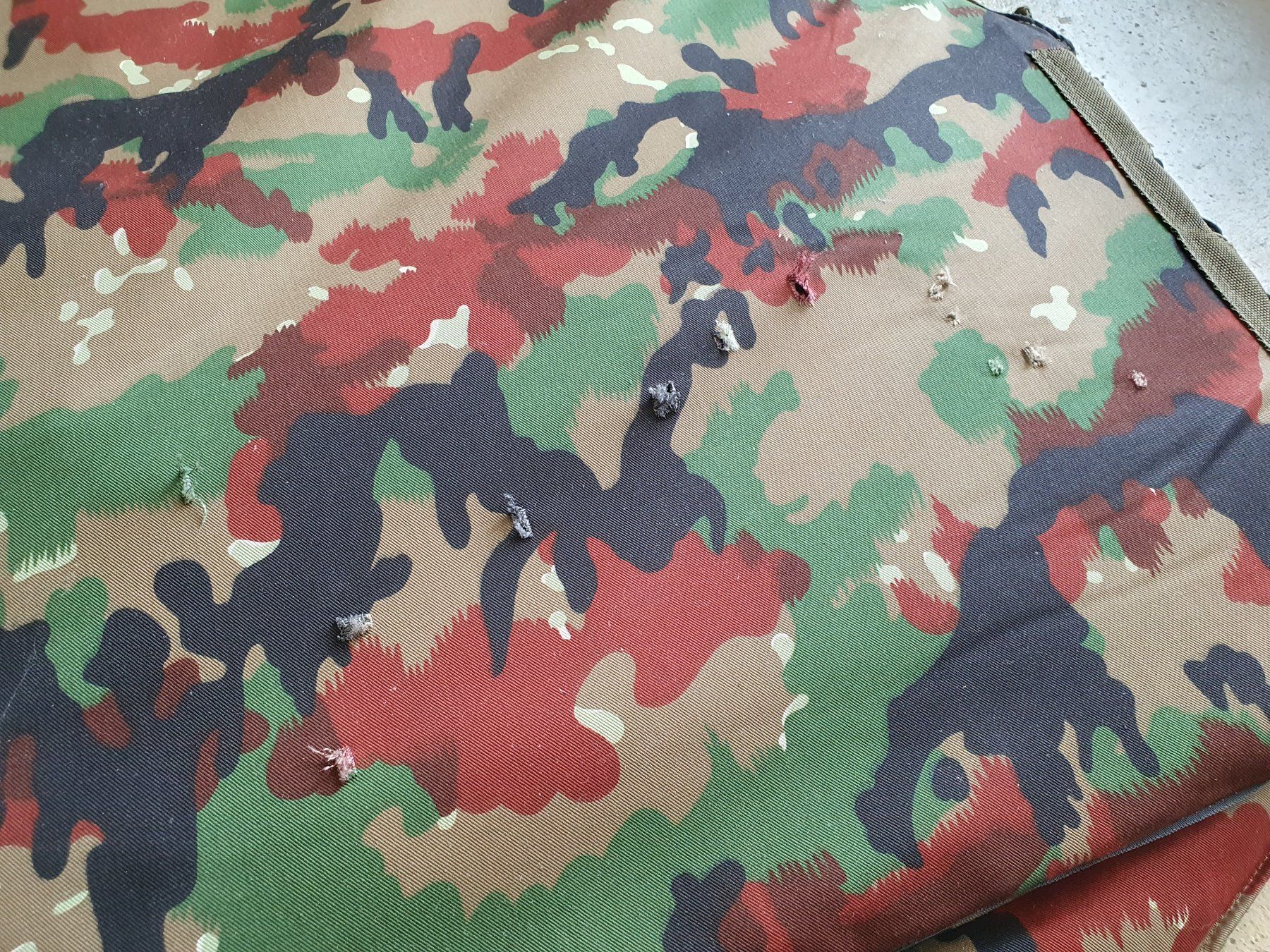 Schweizer Armee Uniformi: Splitterschutzweste CH Armee Original mit Einschusslöcher – Difettoso da Gossau SG venduto da Puch-tech 7