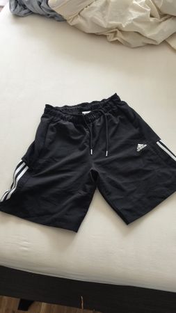 Adidas Shorts schwarz mit Streifen guter Zustand