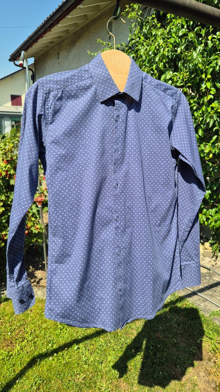 Camicie: Herrenhemd blau gemustert Grösse S Elastico – Usato da Wängi venduto da Maur1