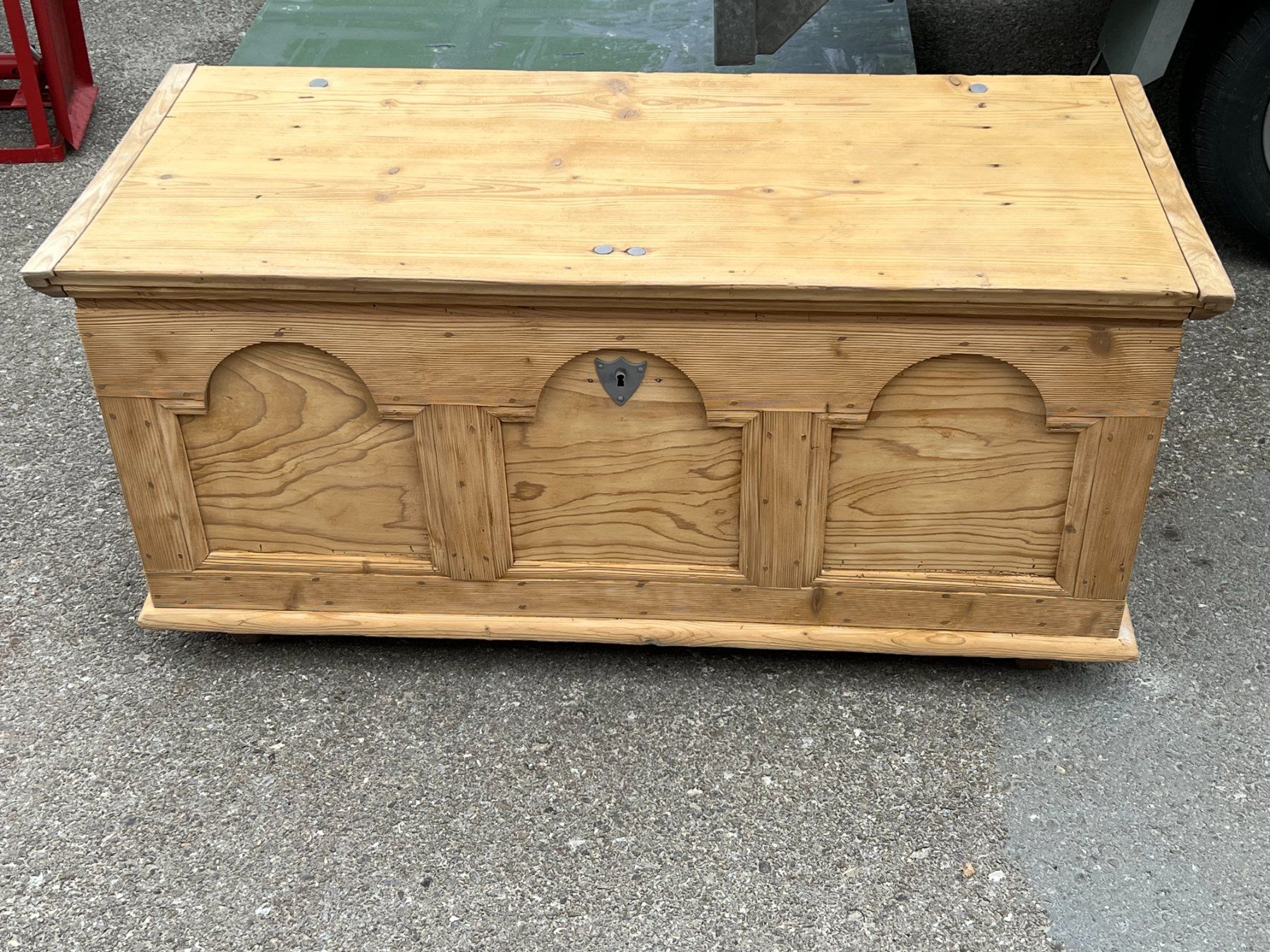 Cassapanche: ART 1054-H Bahut sapin sablé – Usato da Pont-La-Ville venduto da BCMGLEAL