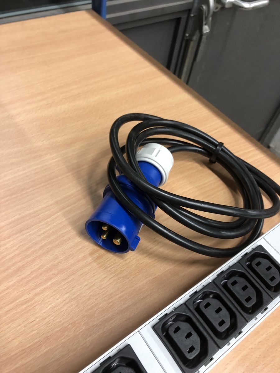 Alimentazione elettrica: Steckerleiste Verteiler Server Rack 6221 Rickenbach LU – Nuovo (secondo la descrizione) da Emmenbrücke venduto da Plan-C-Liquidationen 1