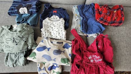 Bündel Baby- und Kleinkindkleidung