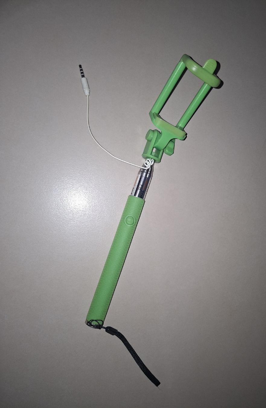 Staffe: Selfiestick mit Klinkenanschluss – Usato da Ballwil venduto da Don-steve 1