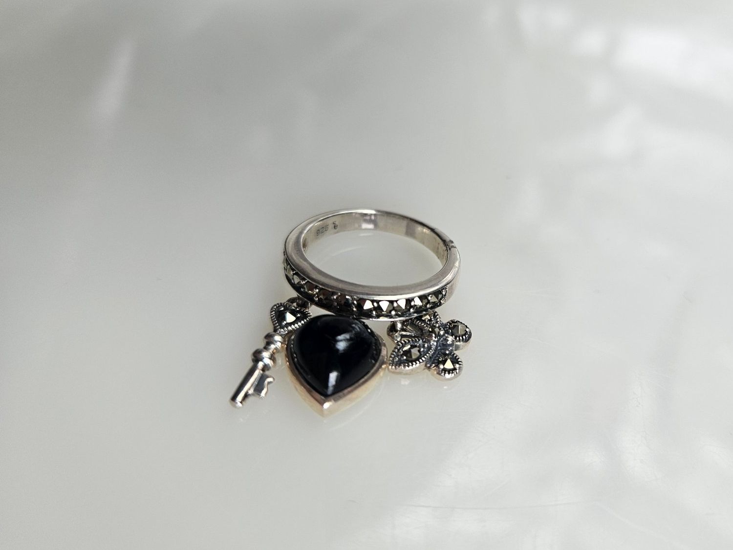 Bagues: Ring aus Silber mit Onyx Grösse 52 – Neuf (Voir description) à Winterthur par ste_tcx5 1