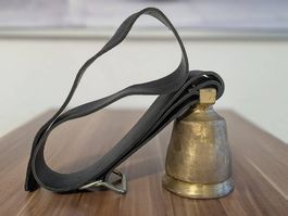 Handgegossene Kuh-/Ziegenglocke aus Sardinien mit Lederband