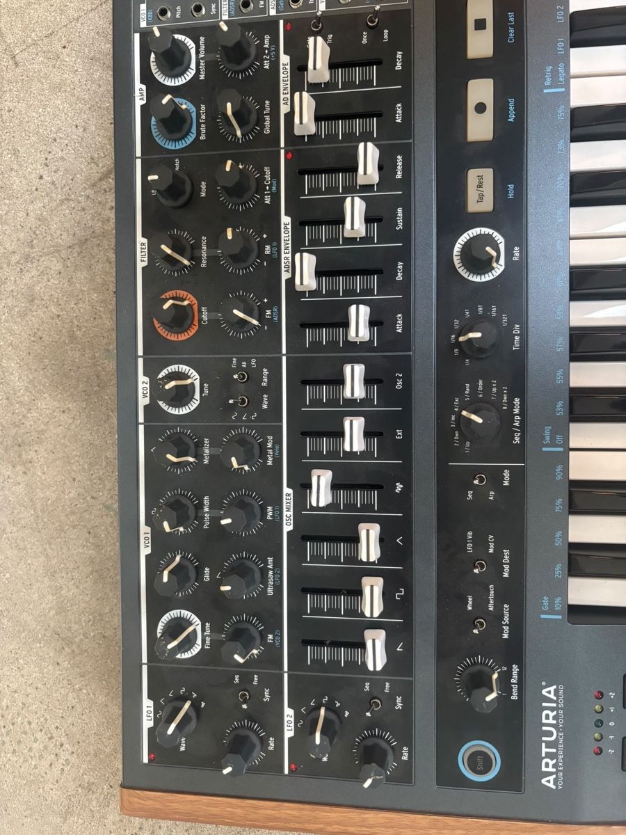 Arturia Musikinstrumente: Arthuria minibrut 2   – Gebraucht aus Carouge GE von charmettes 1