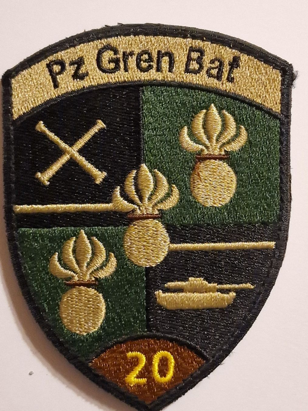 Schweizer Armee Plaketten & Abzeichen: Panzer Badge Panzer Gren Bat 20 Braun Klett – Gebraucht aus Nyon von