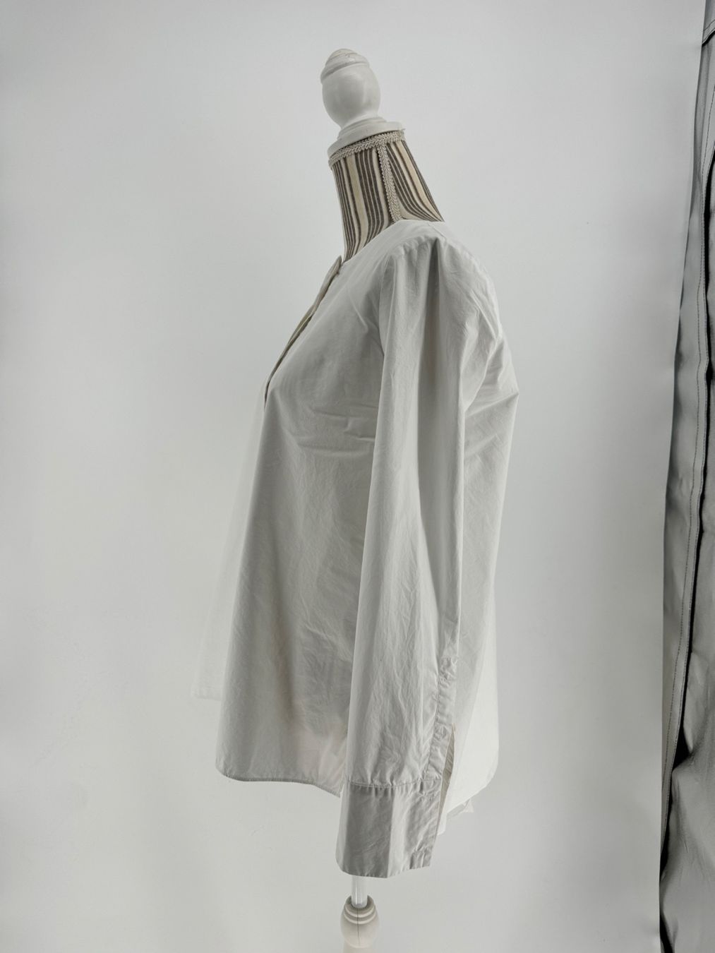 Cos Blusen: Weisse Bluse COS extravagante Ärmel, Gr. 36 – Gebraucht aus Lugano von  5