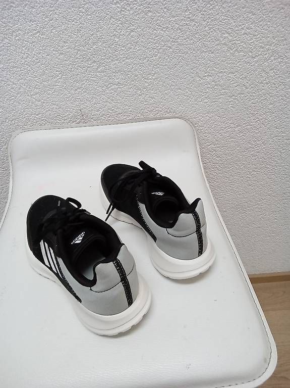 Scarpe da uomo: -50%    Chaussure - Adidas - taille 34 – Usato da St-Sulpice VD venduto da mar_th8v 1