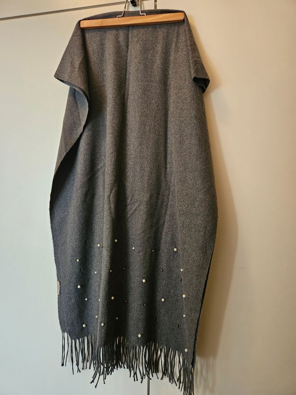 Twinset Foulard & Sciarpe: Sciarpa grigia con perline TwinSet – Usato da Melano venduto da H-Sara