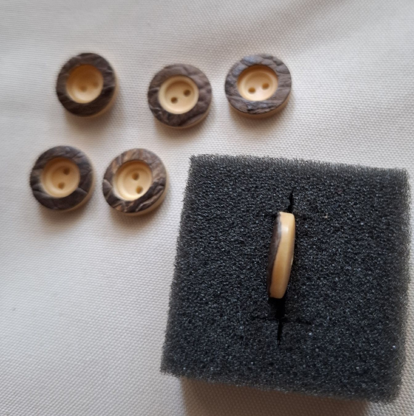 Knöpfe: 6 Stück Knöpfe, 14 mm. – Gebraucht aus Dietikon von Hirschkopf 3