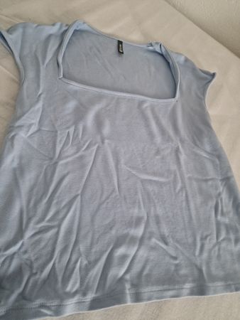 Sommerliches, hellblaues Shirt mit eckigem Ausschnitt L