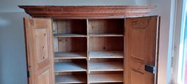 Alter Holzschrank