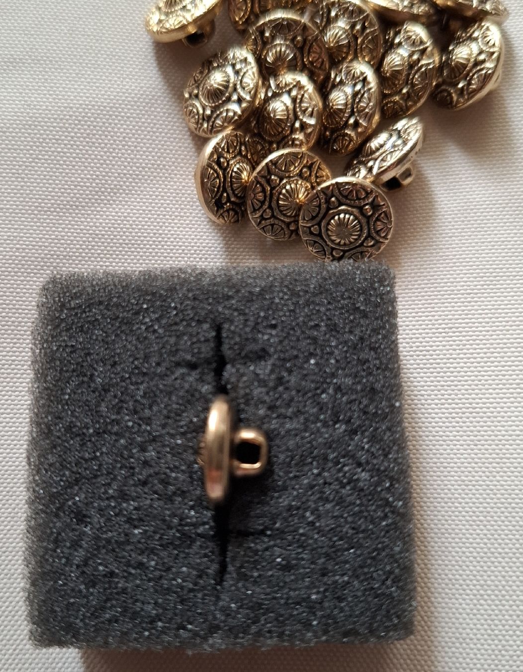 Bottoni: 19 Knöpfe, Barock Muster, 11 mm. – Usato da Dietikon venduto da Hirschkopf 2