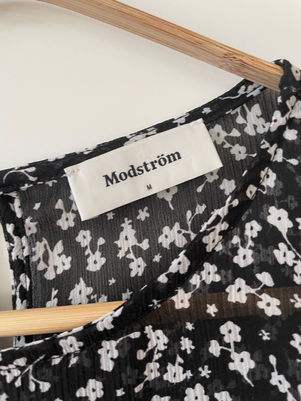 Camicette: Modström Bluse / Top Schwarz mit Blumenmuster – Gr. M – Usato da Neukirch an der Thur venduto da bee88 2