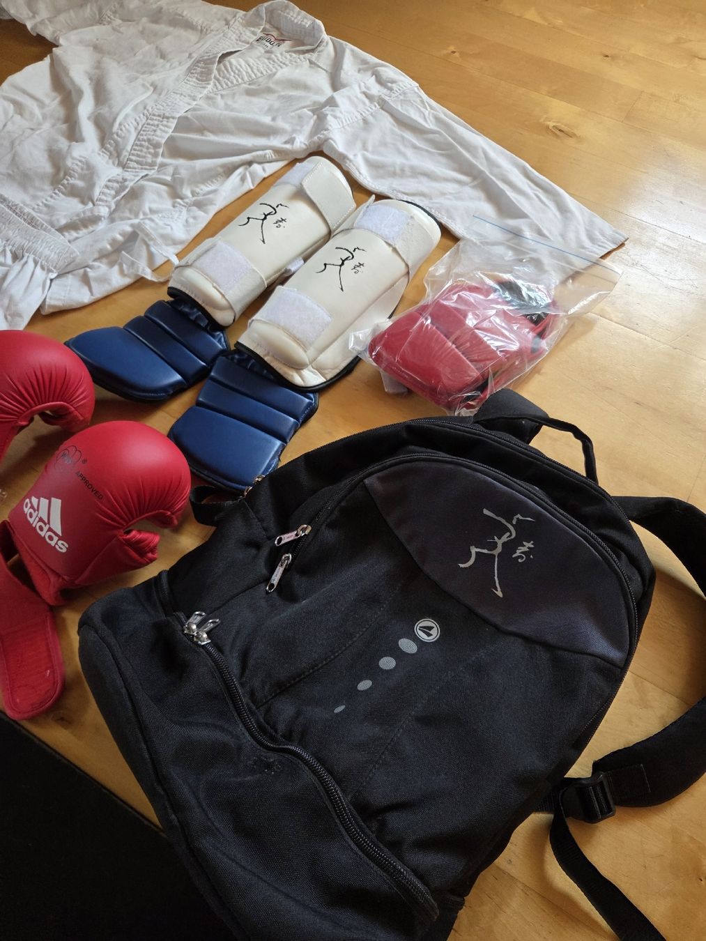 Completi: Karate Gi, Gr. 150 + Schutzausrüstung – Usato da Rüschlikon venduto da rene977 3