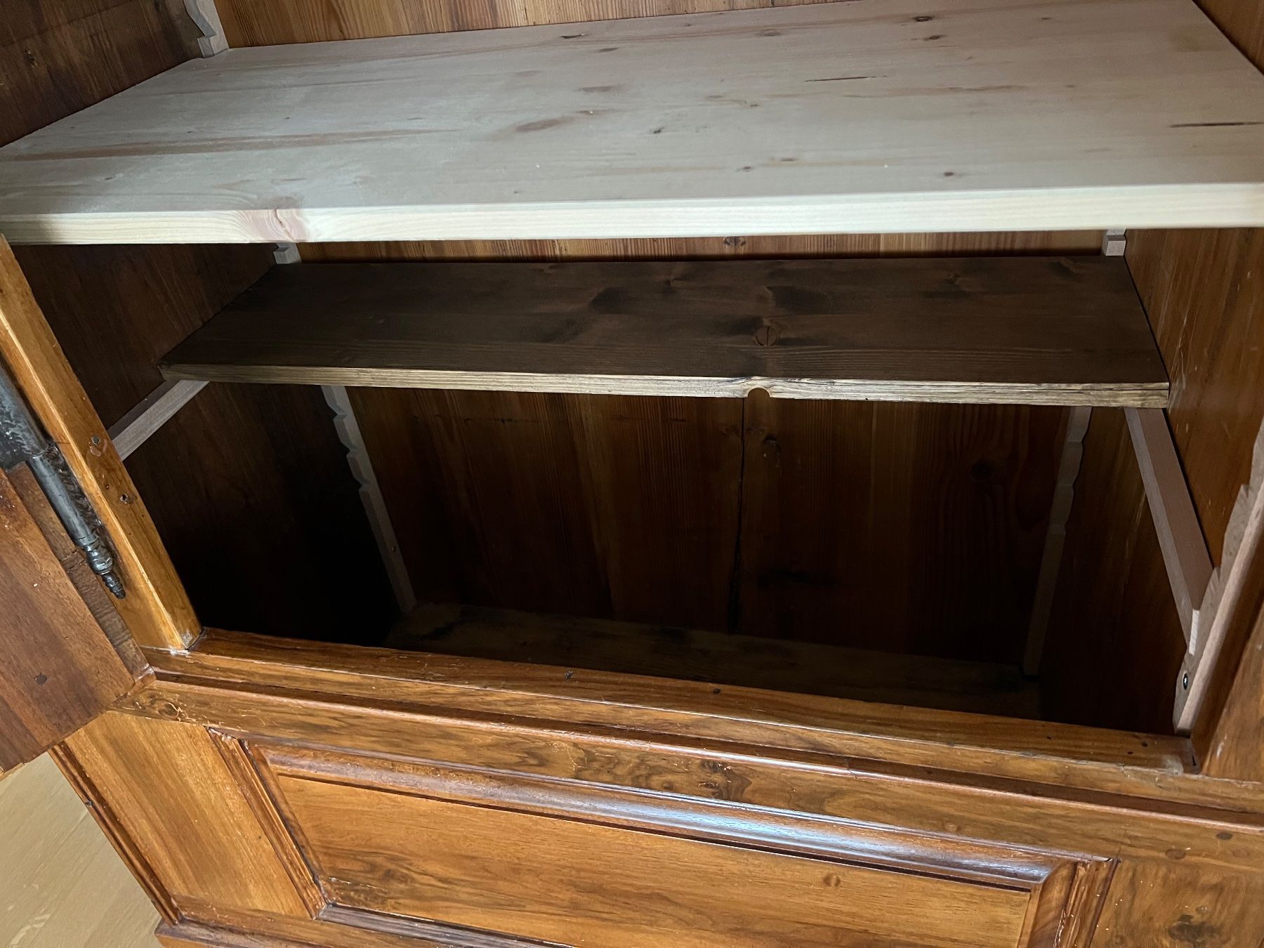 Schränke: Wunderschöner antiker Nussbaum-Schrank ca.1780, restauriert – Gebraucht aus Steckborn von rboelsterli 6