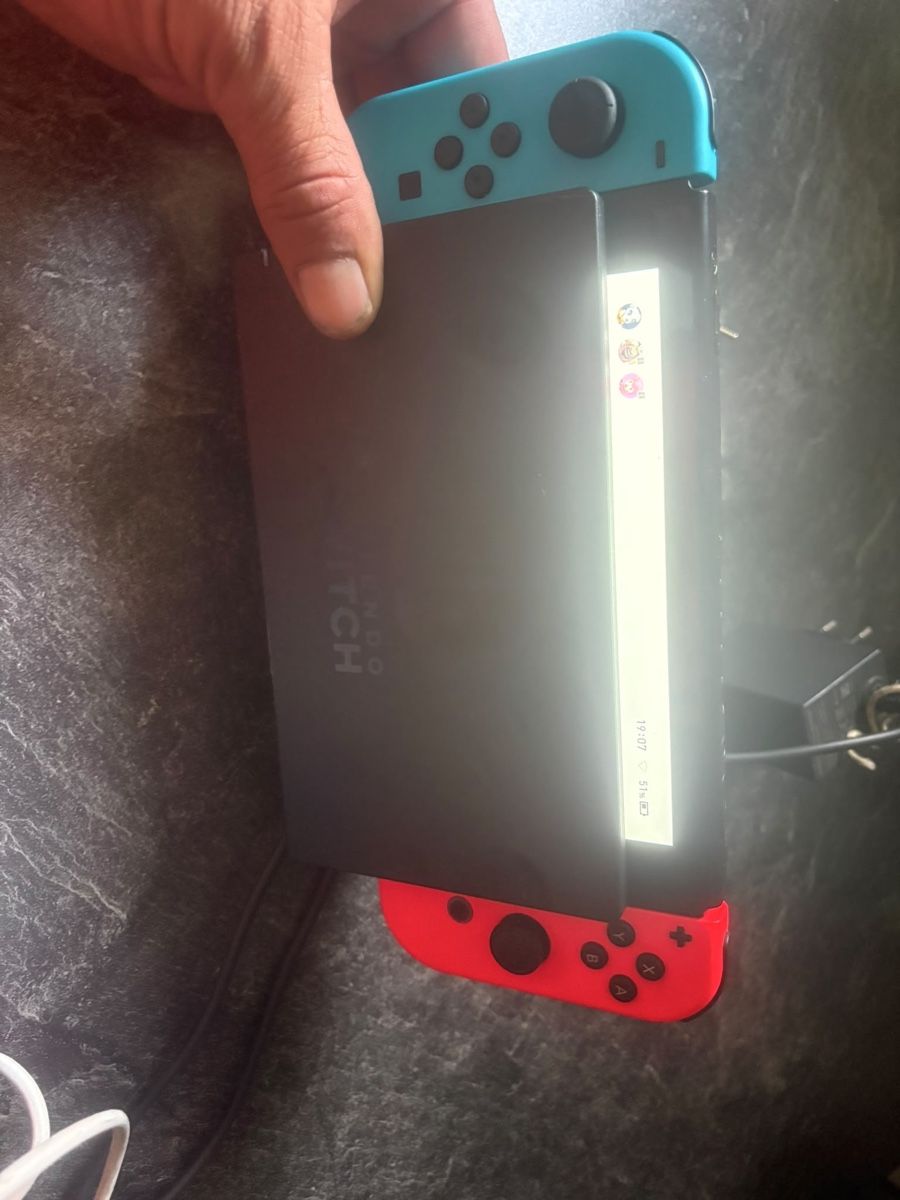 Nintendo Konsolen: Nintendo Switch mit Zubehör Konsole rot/blau – Neu (gemäss Beschreibung) aus Sursee von Fion 3